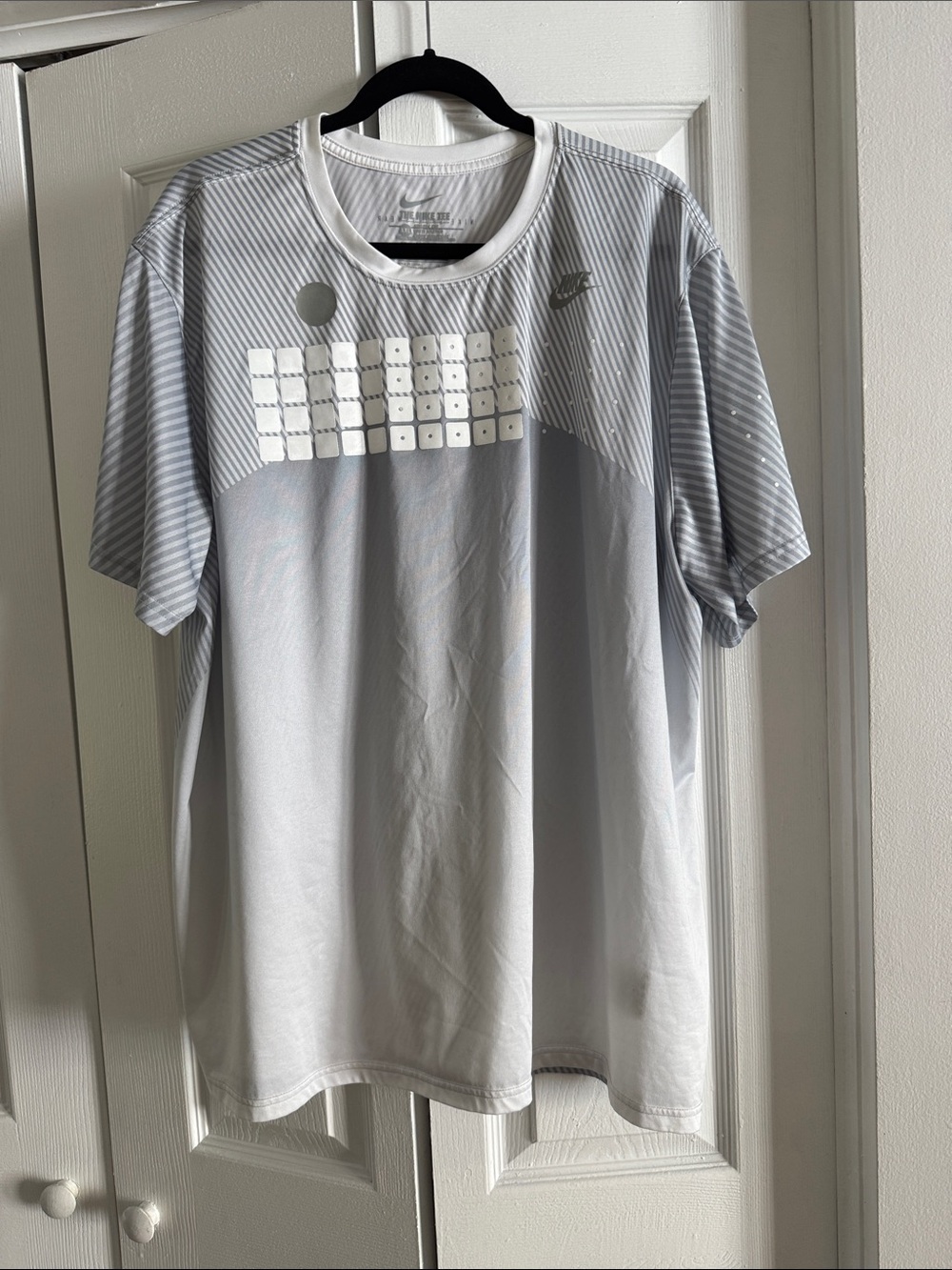 Nike Men’s Light Gray Graphic Short Sleeve Tee size xxl